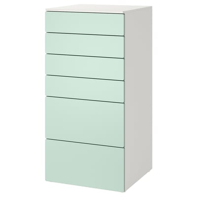 Un dulap vertical verde deschis cu șase sertare. Acest cufăr SMÅSTAD are un design elegant și stă constant pe orice etaj.