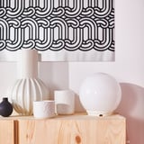 Lumânare albă SÖTRÖNN pe lemn lângă oglindă cu decor.