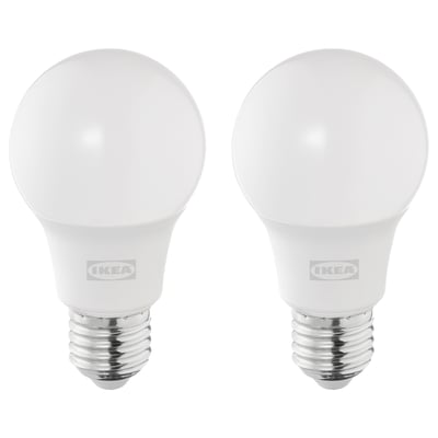 Două becuri led ikea albe rotunde cu lumină albă rece, stând unul lângă altul.