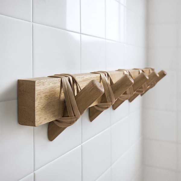 Suport pentru cârlige de baie din lemn, șase cârlige, finisaj salcâm natural, design modern.