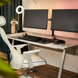 Configurație cu două monitoare cu brațe negre STUBBERGET, scaun ergonomic alb pentru confort.