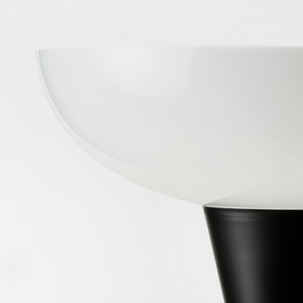 Lampă de podea albă modernă cu design elegant, iluminare ascendentă pentru iluminarea difuză a camerei.