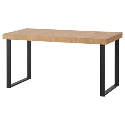 O masă din lemn TARSELE cu picioare metalice. Este dreptunghiular, maro deschis și are un design industrial.