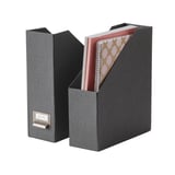 Două dosare gri ale revistei TJOG, unul ținând un caiet legat în spirală. Fișierele au suporturi metalice pentru etichete și sunt așezate în poziție verticală pe fundal alb.
