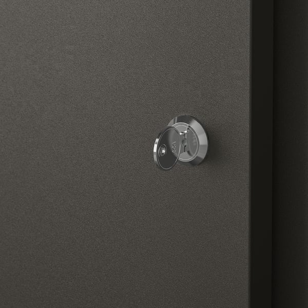 Prim-plan al unui dulap modern și elegant din metal negru, cu o încuietoare circulară cromată.