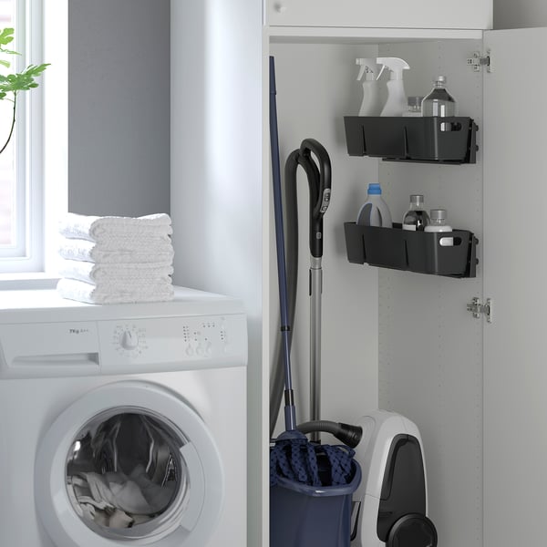 Coșurile mici de depozitare negre UPPDATERA atârnă în interiorul dulapului, păstrând produse de curățenie și păstrându-le organizate și ușor accesibile.