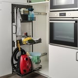 Dulap de curățare organizat cu raft, prosoape, bureți și aspirator pentru acces ușor.