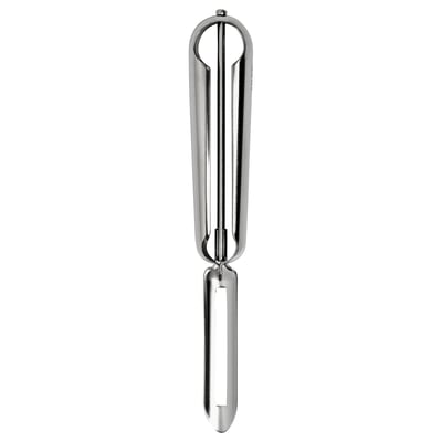 Un decojitor de cartofi VARDAGEN argintiu cu un design elegant, cu mâner și lamă din oțel inoxidabil.