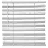 Jaluzele venețiene albe cu lamele orizontale și o baghetă de control al înclinării.