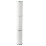 O lampă de podea VIDJA. Este alb, cilindric și fabricat din poliester și plastic. Stă în poziție verticală cu o lumină moale și caldă.