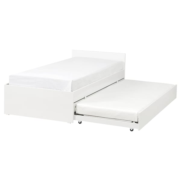 Cadru de pat alb VIHALS cu trundle. Saltea susținută de lamele, design curat.