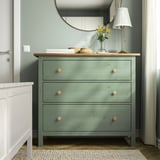 HEMNES Komoda s 3 fioke, sivozelena/svetlosmeđe bajcovano, 108x96 cm