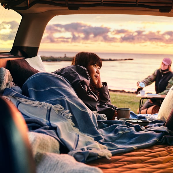 SOLUPPGÅNG Tanko ćebe, dvostrano plava/prljavobela, 130x170 cm