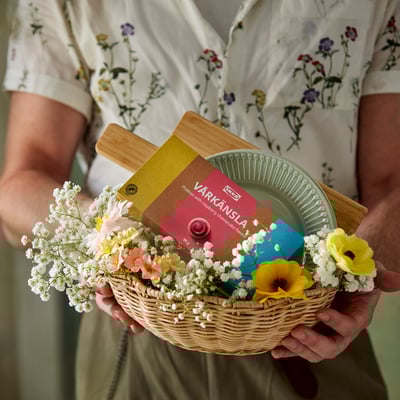 VÅRKÄNSLA Ukrasna kutija s čoko pralinama, praline od bele čokolade ukus čizkejka s malinama, 90 g