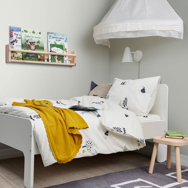 Cozy kids room with BARNDRÖM bedding, wall shelf, stool, canopy, and lamp.