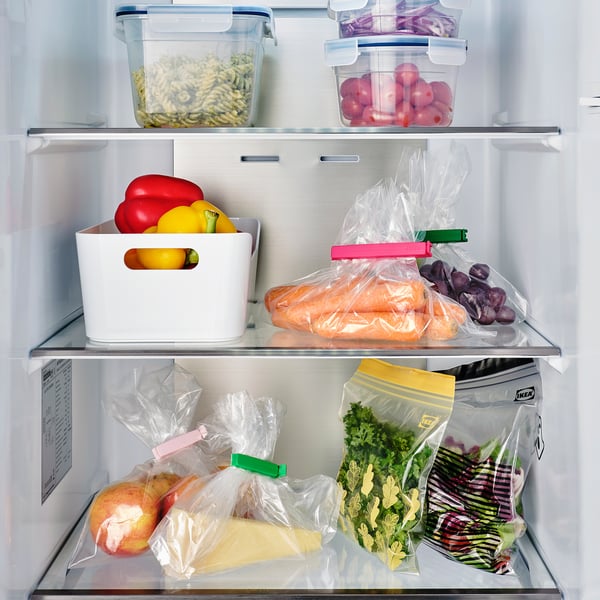 Fridge with BEVARA clips sealing fruits and veggies, keeping produce fresh.