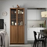 Modern kitchen with BILLY bookcase and dining area, geometric wallpaper, cozy rug.
