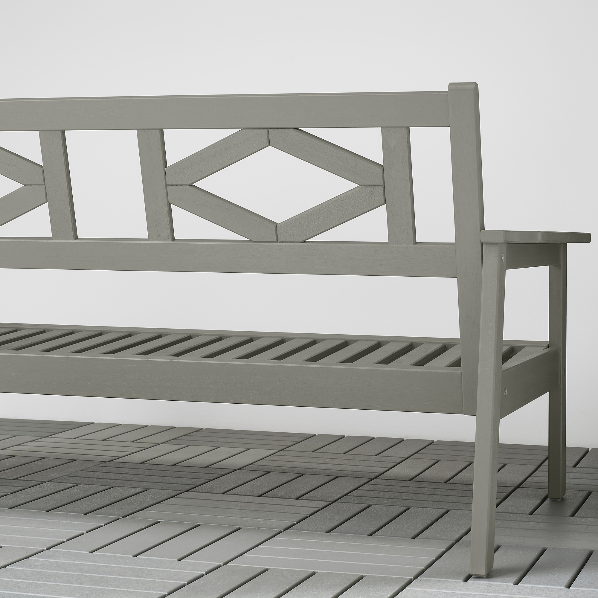 Modern outdoor bench, light grey eucalyptus wood, geometric backrest detail, sturdy design, ideal for patio.