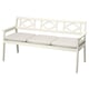 BONDHOLMEN: white outdoor bench with beige cushions, acacia wood frame, geometric backrest.