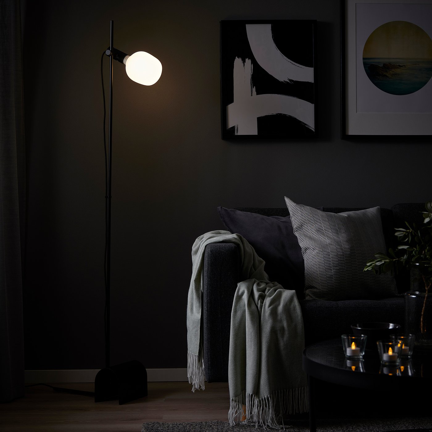 HÅRSLINGA / TRÅDFRI floor lamp with light bulb, black/smart white