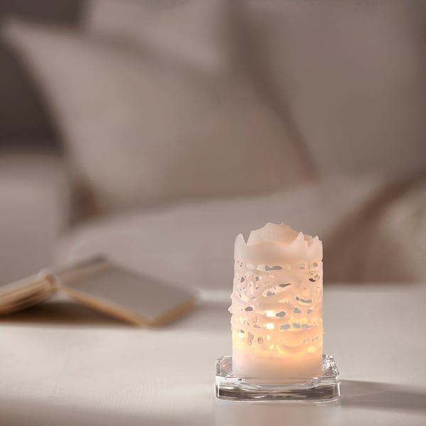 JUBLA: white lace candle on clear base, small, on white surface.