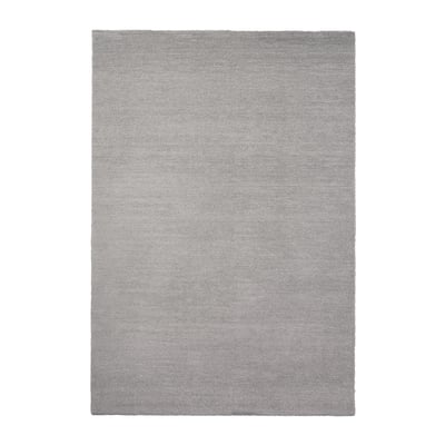 A KNARDRUP rug in light gray with a subtle shine. Its rectangular, thick, and soft, made from recycled polyester.