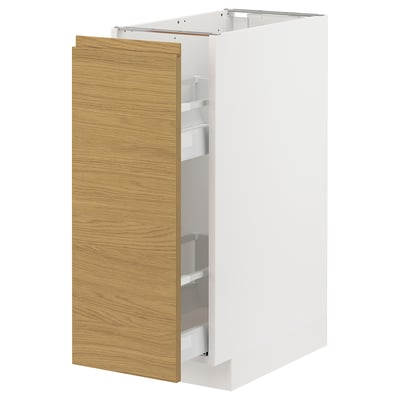 A white METOD kitchen cabinet with an oak-expression voxtorp door. It integrated handles, and the cabinet interior has pull-out shelves.