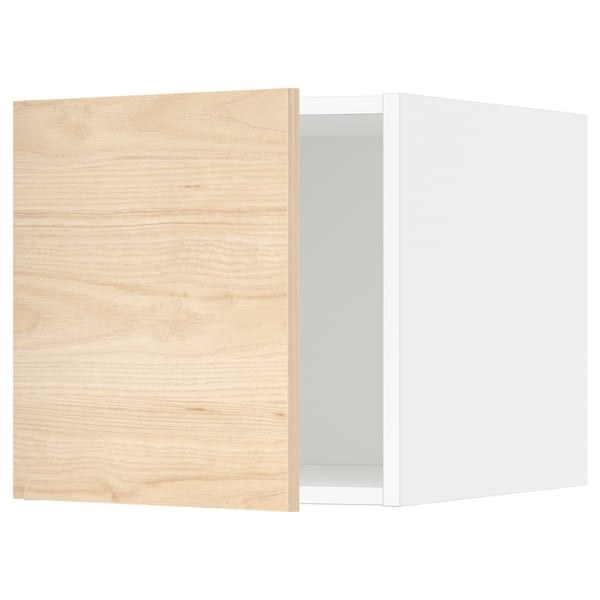 This image shows a modern kitchen cabinet from the METOD system. It a light ash wood-patterned door and five spacious shelves.
