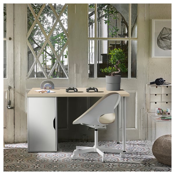 Modern home office with MITTCIRKEL desk, white chair, rug, and decor.