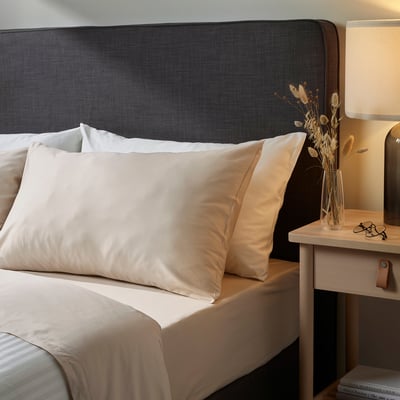 NATTJASMIN bed set in beige. Soft sateen weave, cotton/lyocell. Fits 160-180cm beds. Pix a stylish bedroom setup with nightstand.