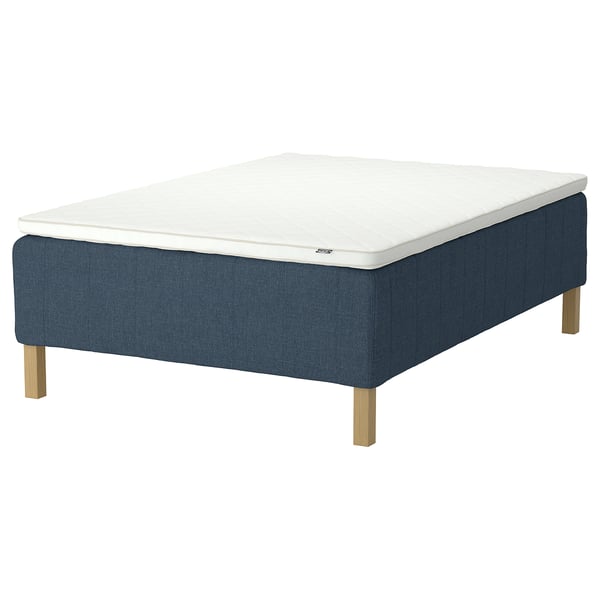 Modern bed with blue base, white mattress, wooden legs, foam and latex, rectangular, clean lines.