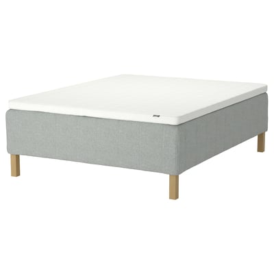 RISHÖJDEN in light grey with wooden legs, a soft and supportive mattress design.