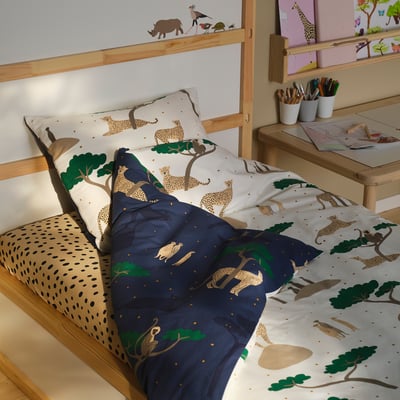 Blue SANDLÖPARE duvet with cheetah scenes, cozy bunk bed cover, adventurous theme.
