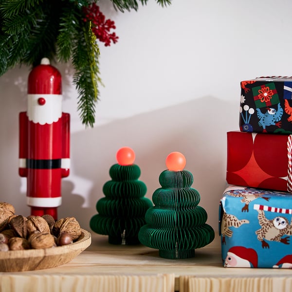 STRÅLA LED table decoration, battery-operated/tree green