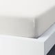 Close-up of a fitted sheet with elastic edges, designed to perfectly fit mattresses up to 33cm thick.