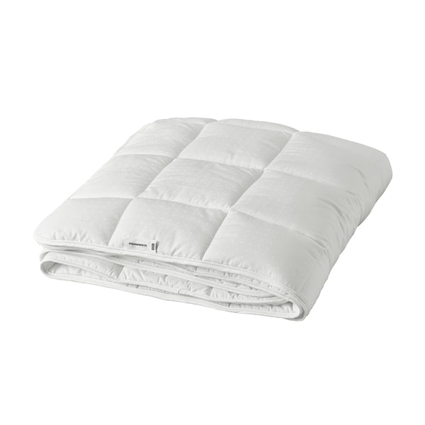 A white STRANDMOLKE duvet, rectangular in shape, with a soft, woven cotton cover and a fluffy polyester filling. Its ideal for warmth and comfort.