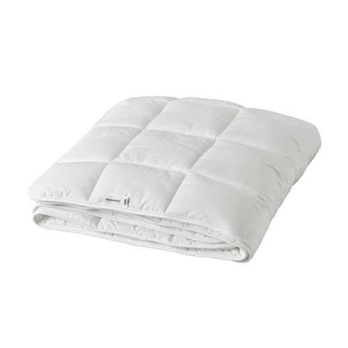 A white STRANDMOLKE duvet, rectangular in shape, with a soft, woven cotton cover and a fluffy polyester filling. Its ideal for warmth and comfort.