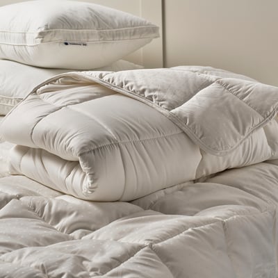 White STRANDMOLKE pillow with double piping and recycled materials.