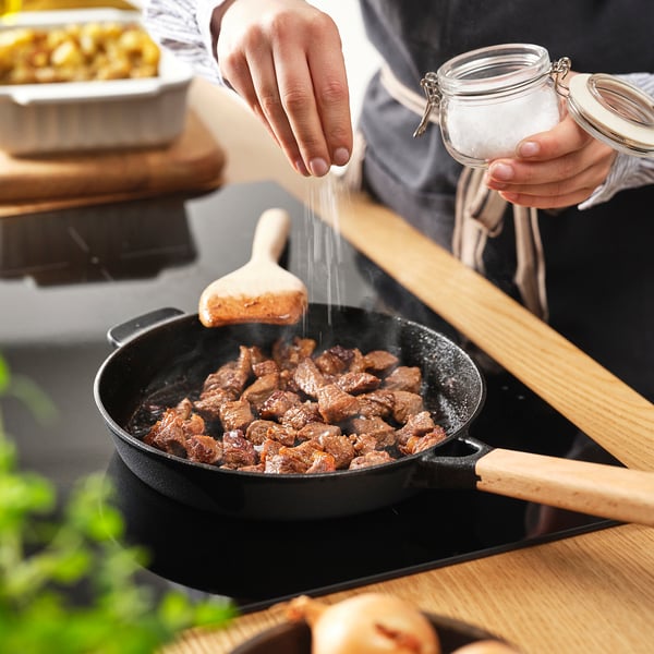 VARDAGEN Frying pan, cast iron/beech, 22 cm