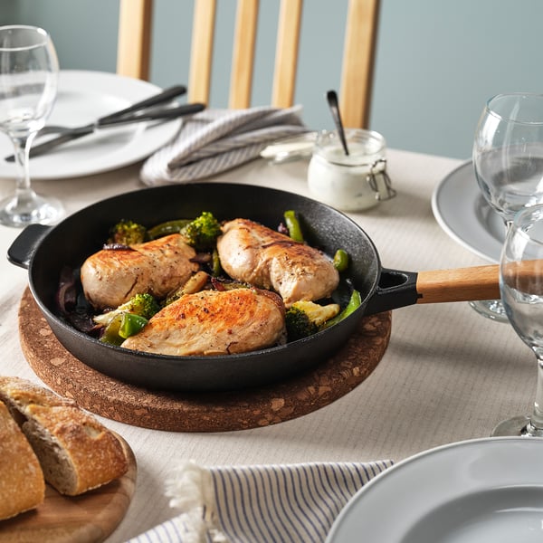 VARDAGEN Frying pan, cast iron/beech, 26 cm