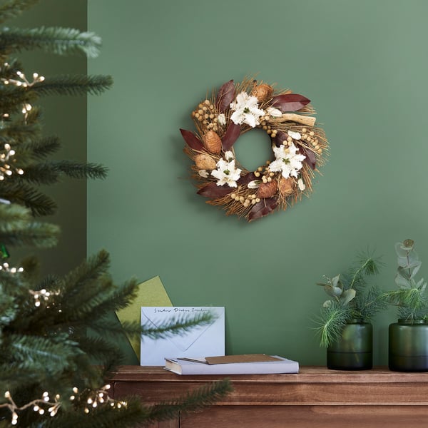 VINTERFINT wreath on green wall between tree and table