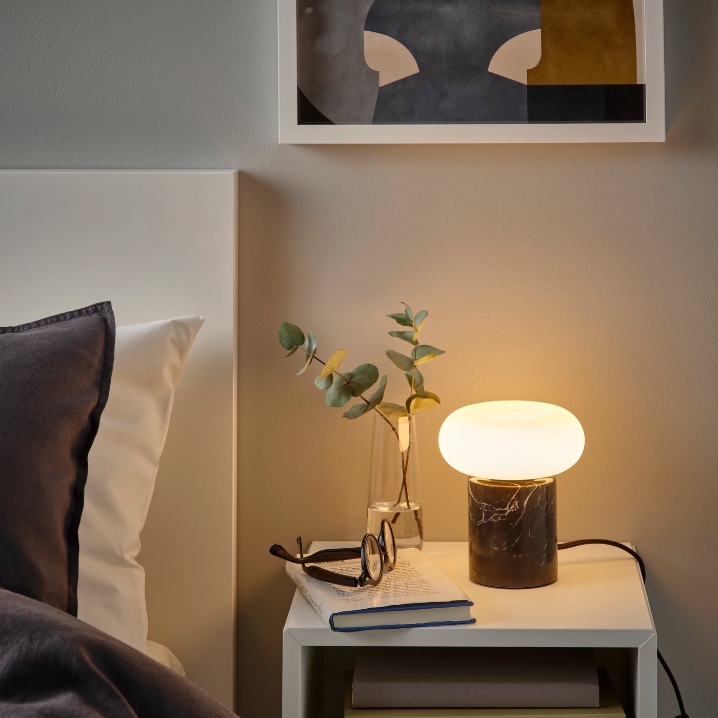 IKEA MARKFROST / MOLNART bordslampa med ljuskälla, svart/marmor svart