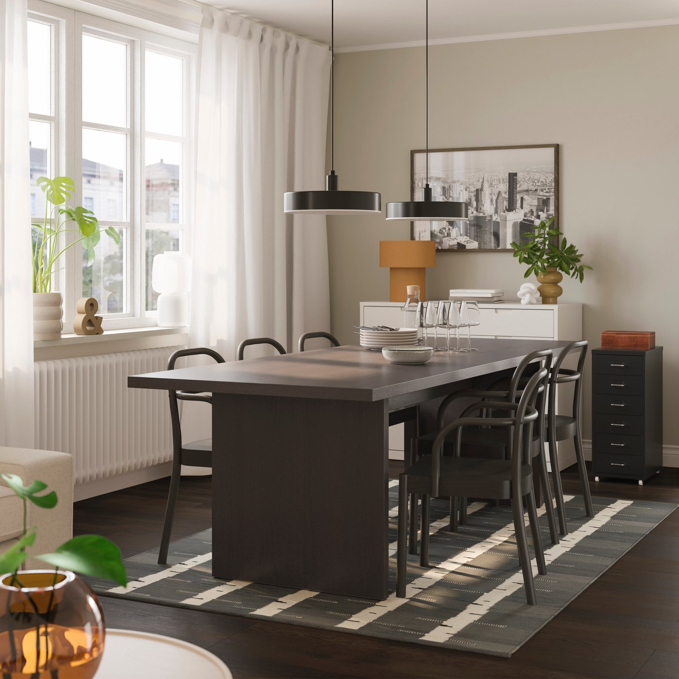 IKEA BERGSHYTTAN / STOCKHOLM 2025 bord och 6 stolar, mörkbrun askfaner/mörkbrun, 240x93 cm