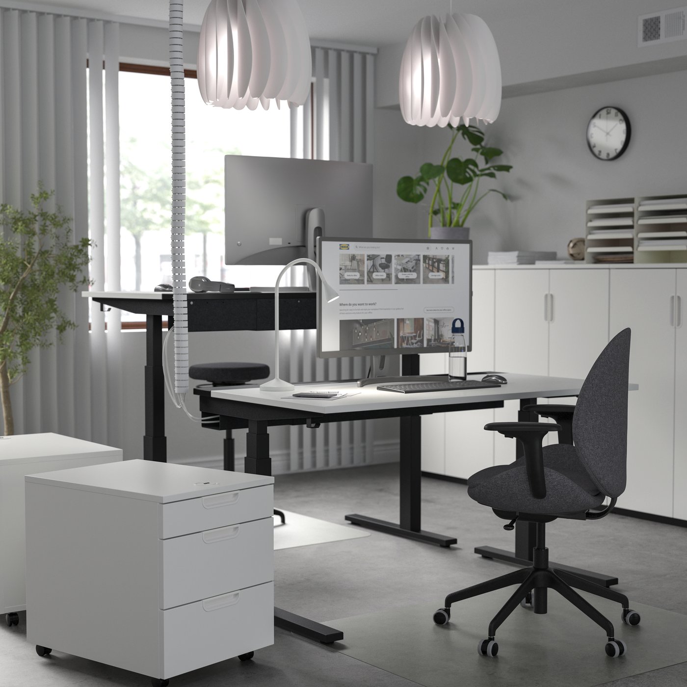 IKEA MITTZON höj och sänkbart skrivbord, elektrisk vit/svart, 140x80 cm, skrivbord sitt/stå