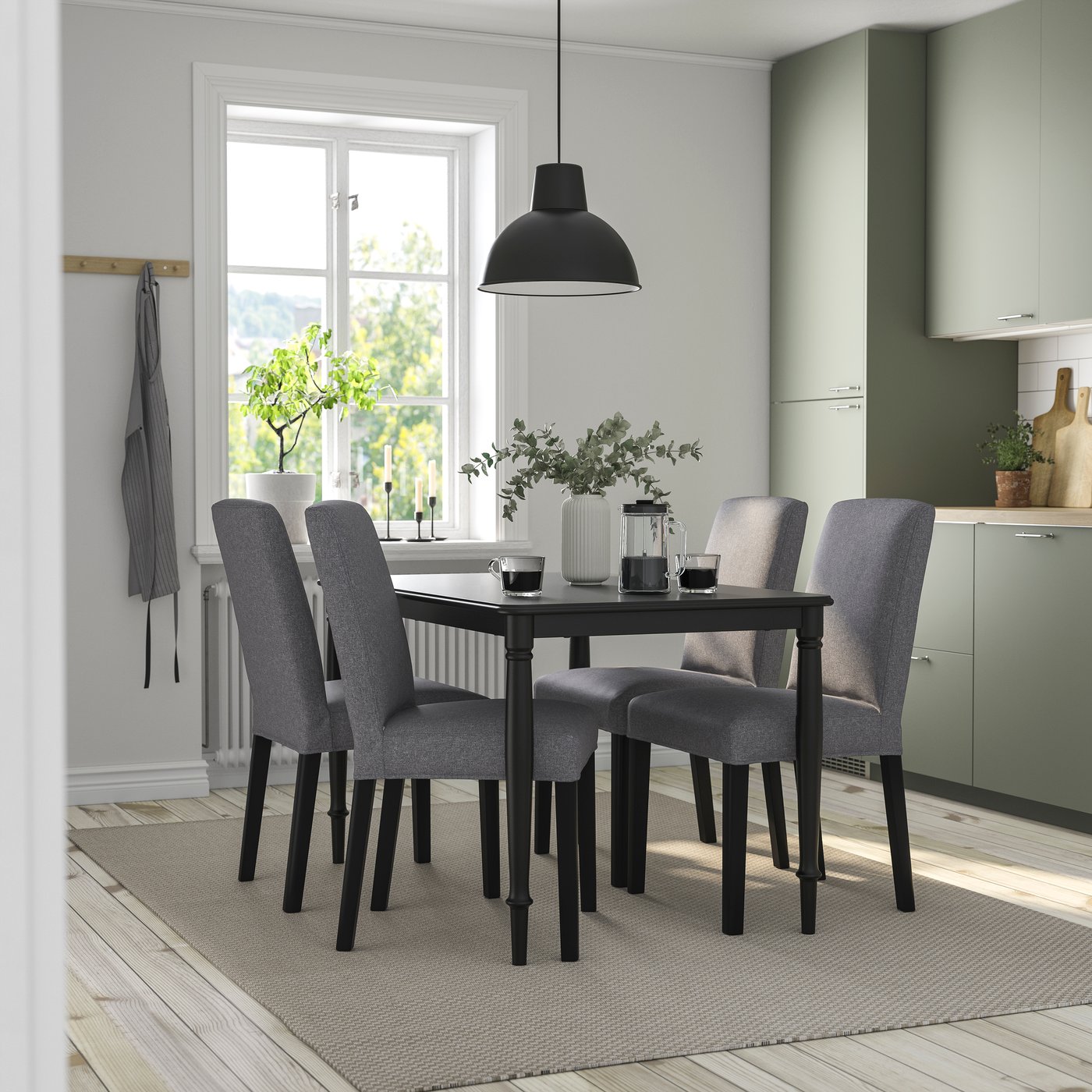 IKEA DANDERYD / BERGMUND bord och 4 stolar, svart/gunnared mellangrå, 130 cm