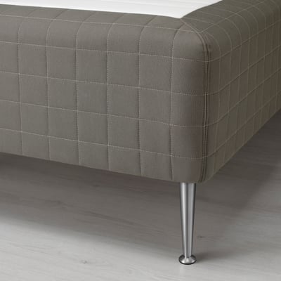 Närbild av ett modernt sängben, som visar elegant metalldesign och stabilt stöd, perfekt för hållbarhet och enkel rengöring.