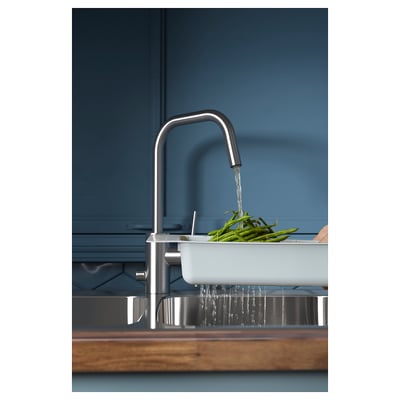 En modern silverfärgad ÄLMAREN-kran med hög pip och en elegant cylindrisk design.