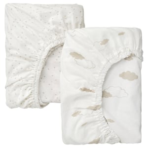 Två vita dra-på-lakan, det ena med beige prickar, det andra med beige moln, vikta.