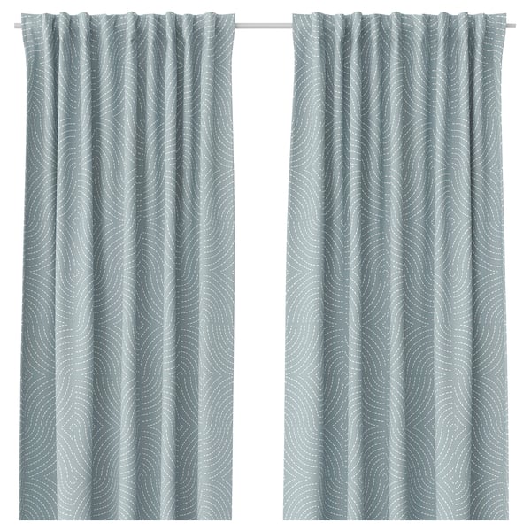 Gardinerna ÅKERMOLKE, blå med vita virvlar, återvunnen polyester, rektangulära paneler.