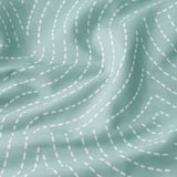 Mjuka, strukturerade havsgröna gardiner med vita mönster, troligen återvunnen polyester, snyggt draperade.